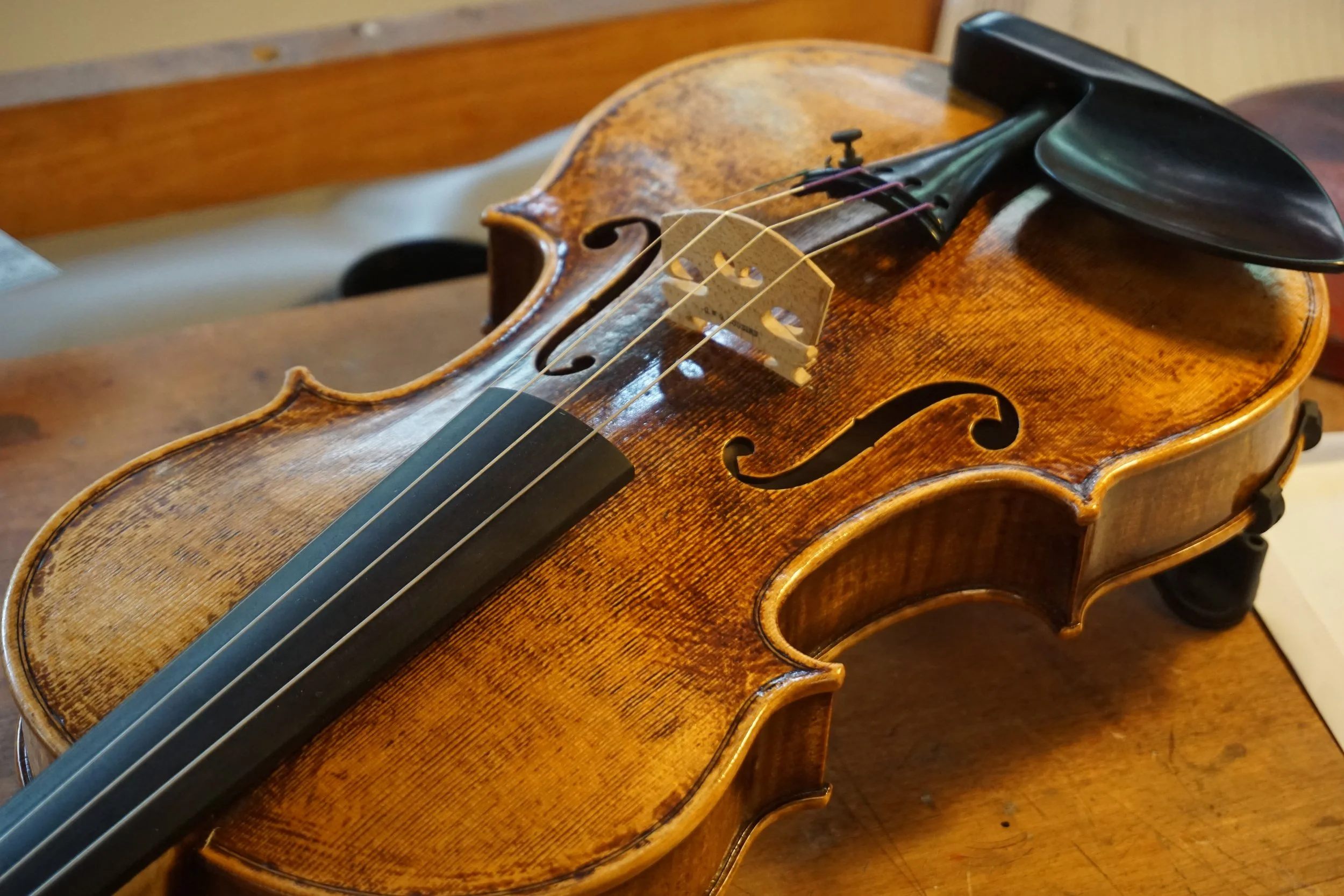 Violine auf der Werkbank im Atelier Cousins