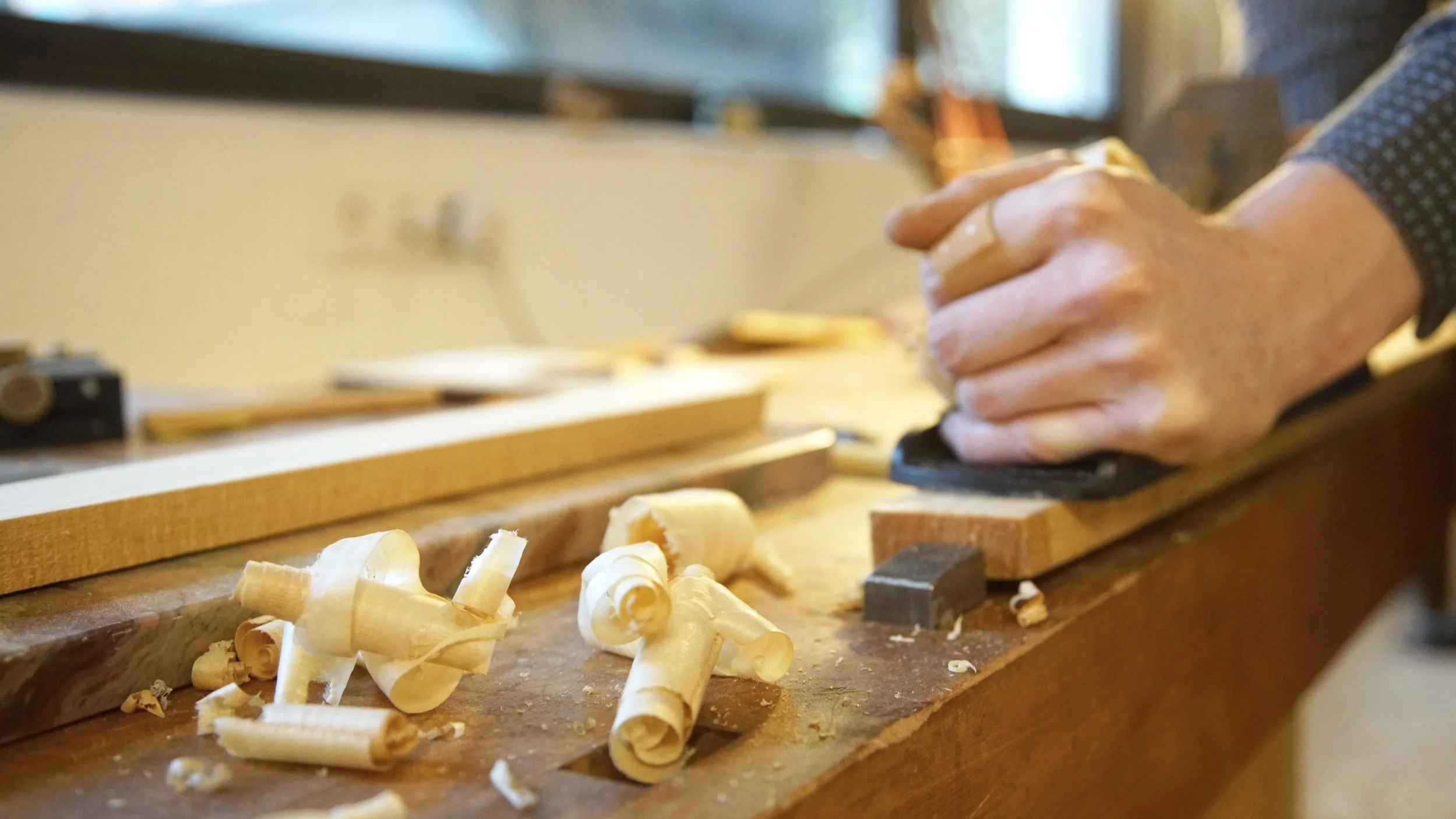 Traditionelle Handarbeit beim Geigenbau