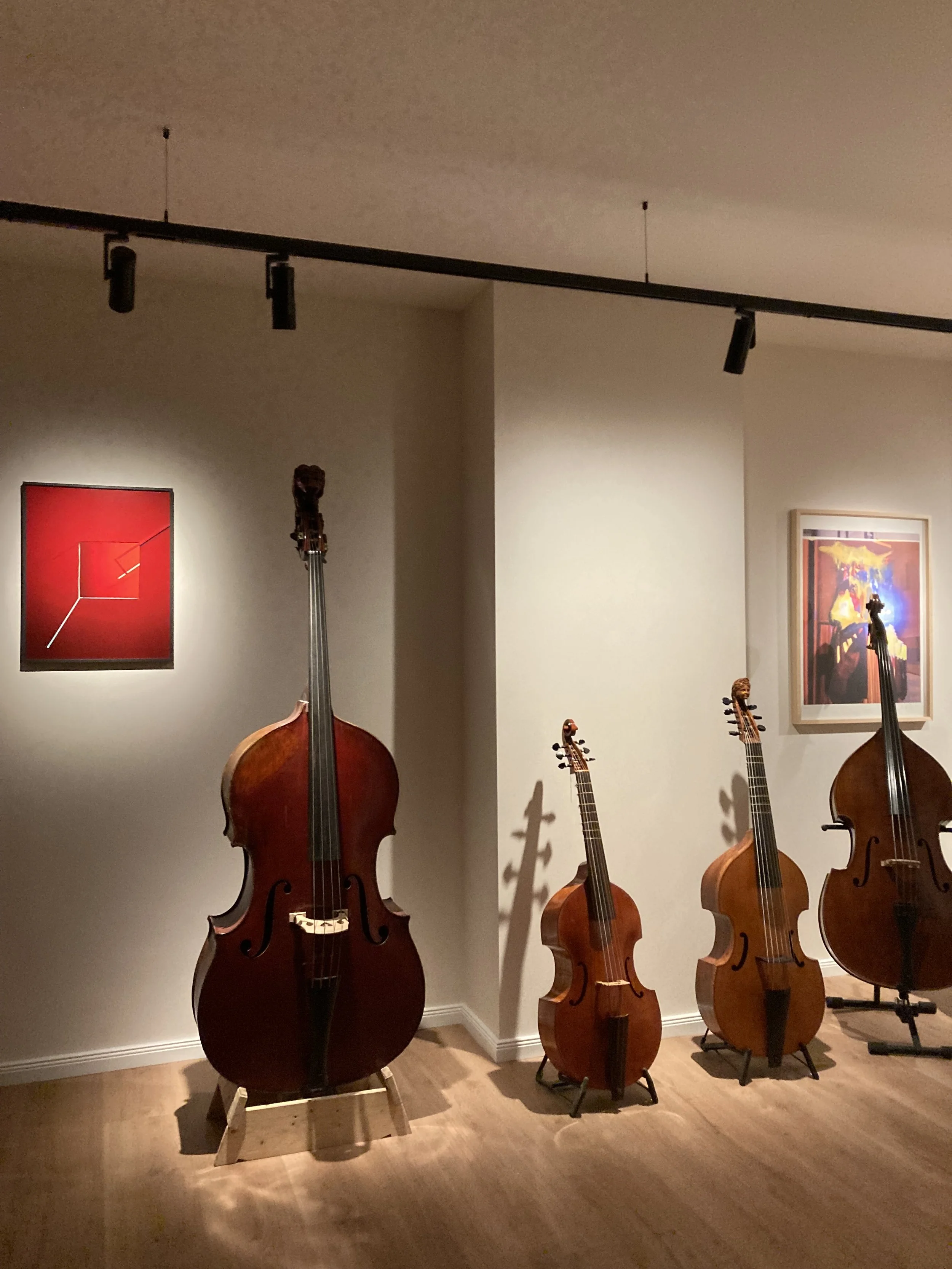 Atelier mit Kontrabässen in Idstein