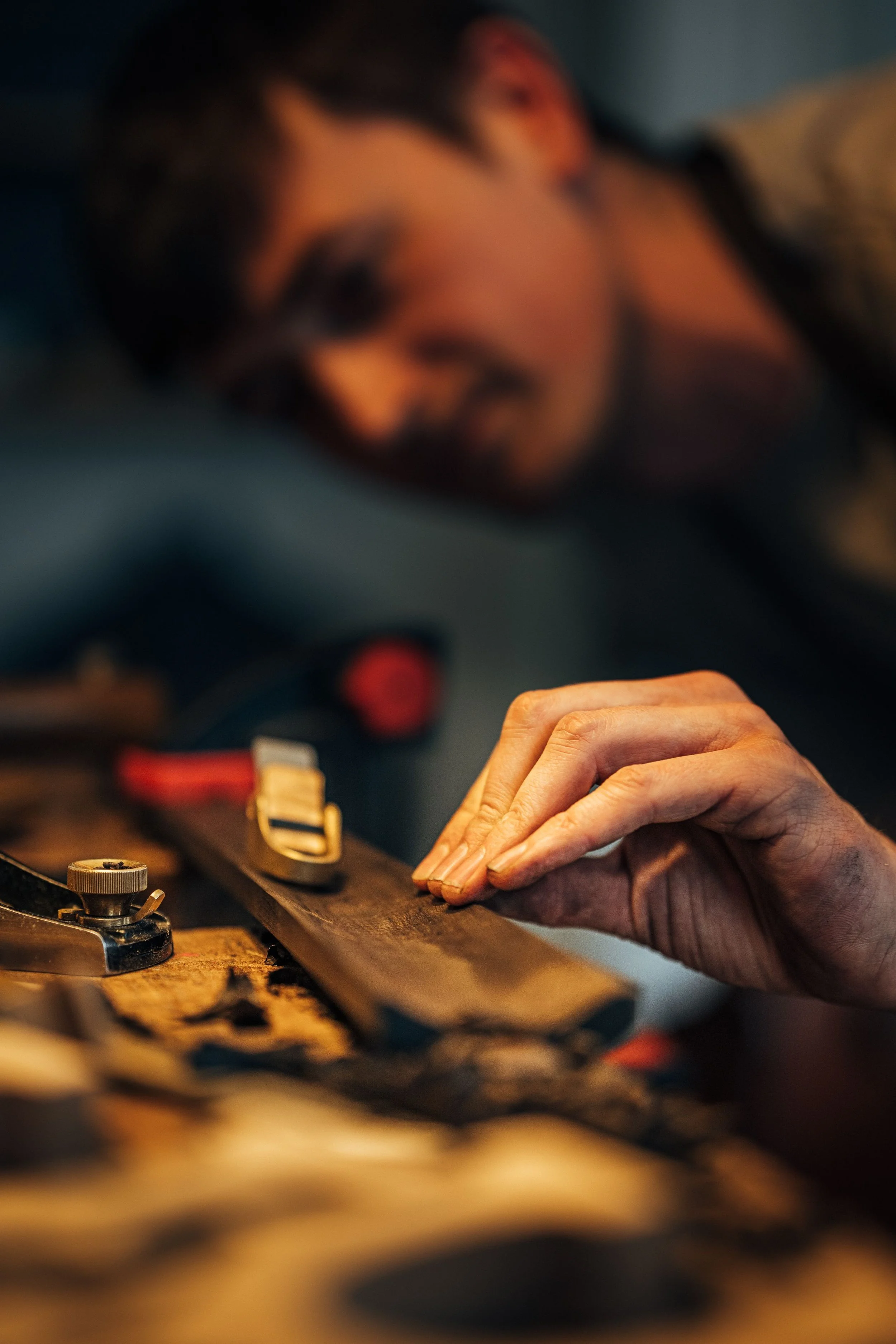 Charles Cousins bei der Handarbeit