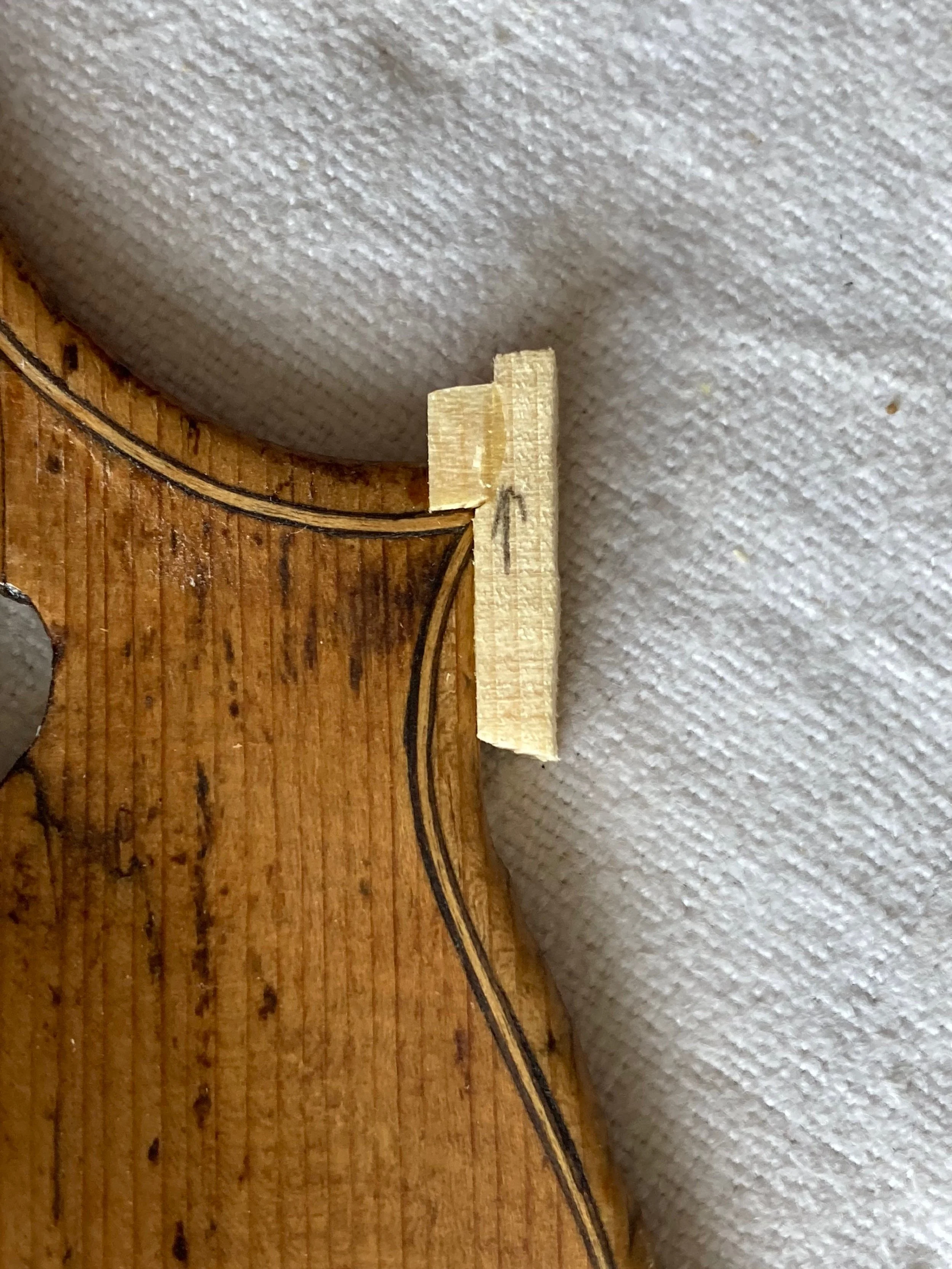 Feine Reparaturarbeit an einem Streichinstrument